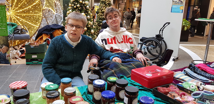  Weihnachts-Päckchen-Packaktion