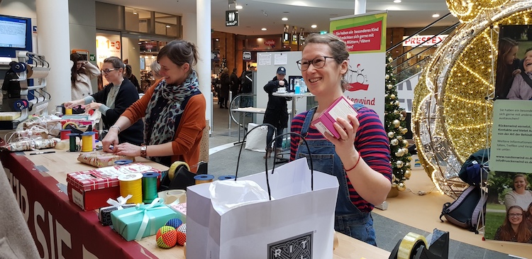  Weihnachts-Päckchen-Packaktion